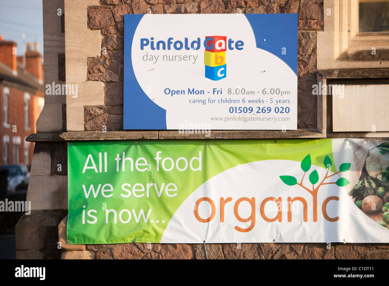 Ein Zeichen über Bio-Lebensmittel auf einen Kindergarten Gebäude in Loughborough, Leicestershire, UK. Stockfoto