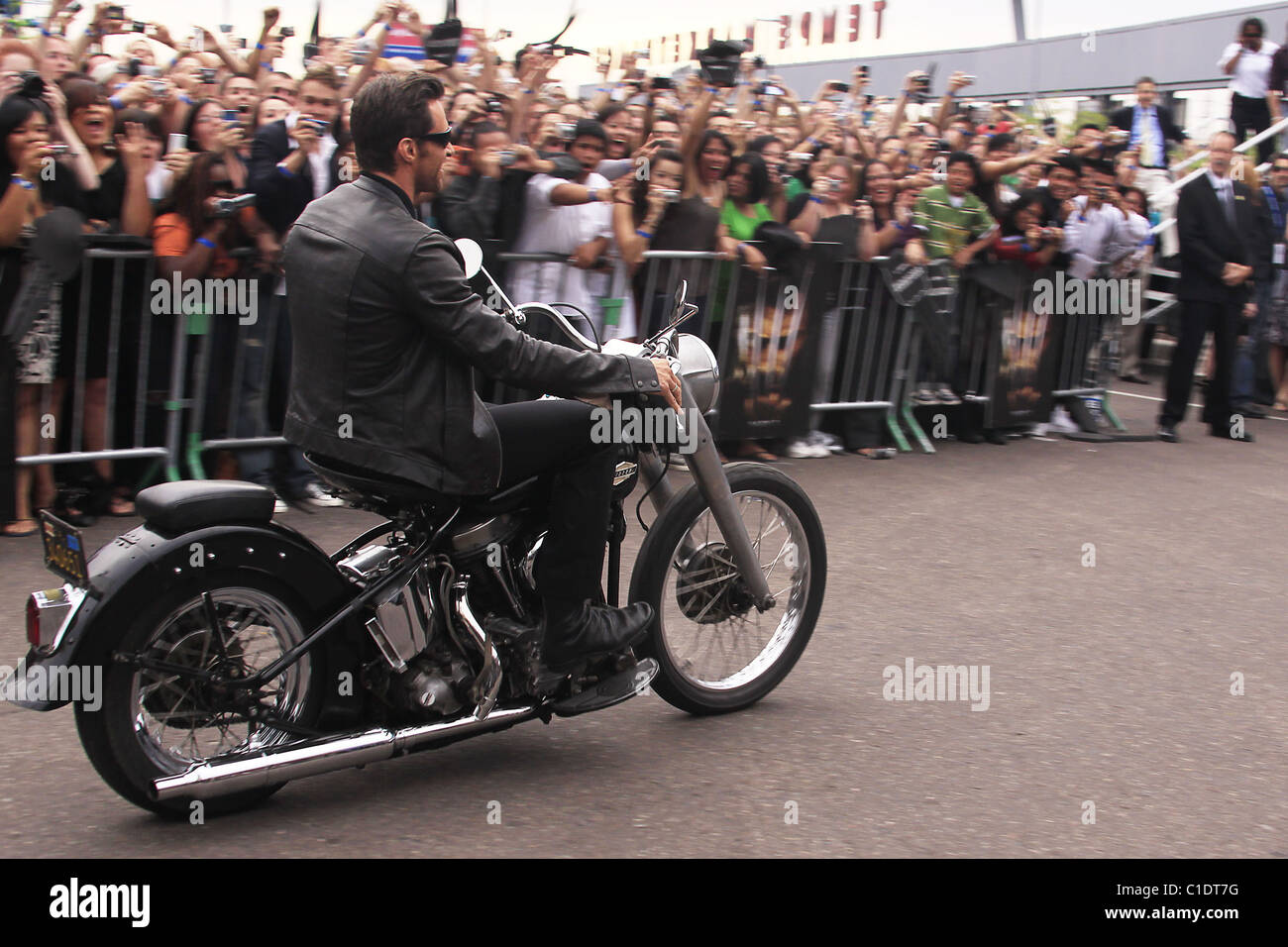 Hugh Jackman kommt mit dem Motorrad bei der Weltpremiere von "X-Men  Origins: Wolverine" Harkin Theater Tempe, Arizona Stockfotografie - Alamy