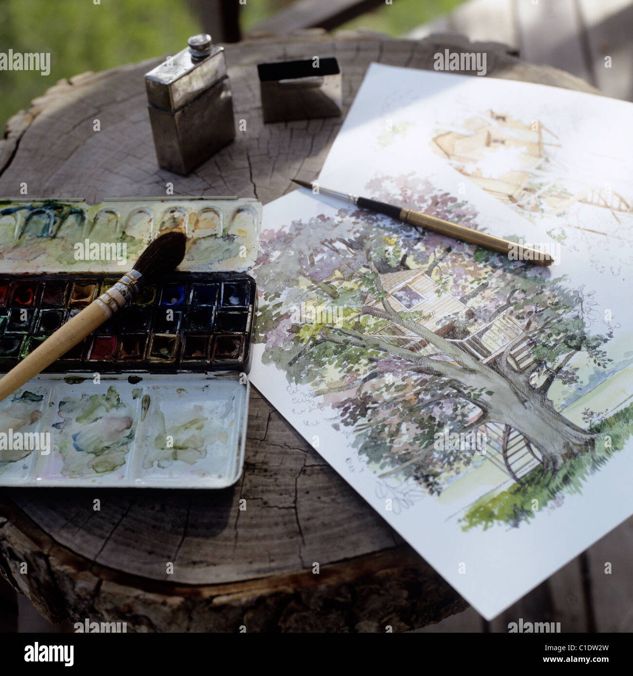 Aquarell-Farben und Bilder auf einem Baumstumpf Stockfoto