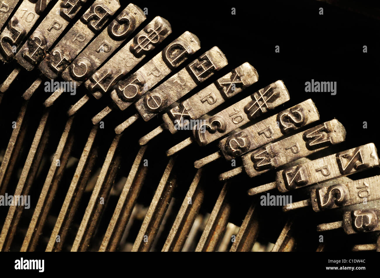 Nahaufnahme von der Schlagfläche des alten Schreibmaschine schreiben und Symbol-Tasten Stockfoto