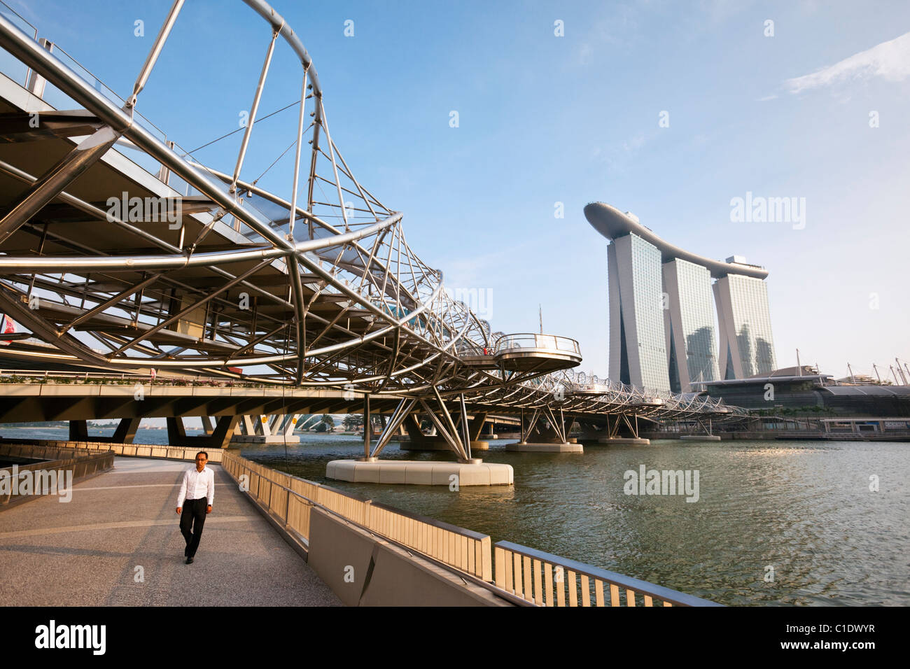 Der Helix-Brücke und Marina Bay Sands Singapore.  Marina Bay, Singapur Stockfoto