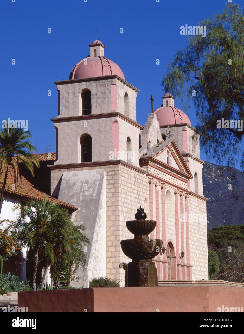Die Kapelle und der Brunnen in Santa Barbara Mission, Santa Barbara, Kalifornien, Vereinigte Staaten von Amerika Stockfoto