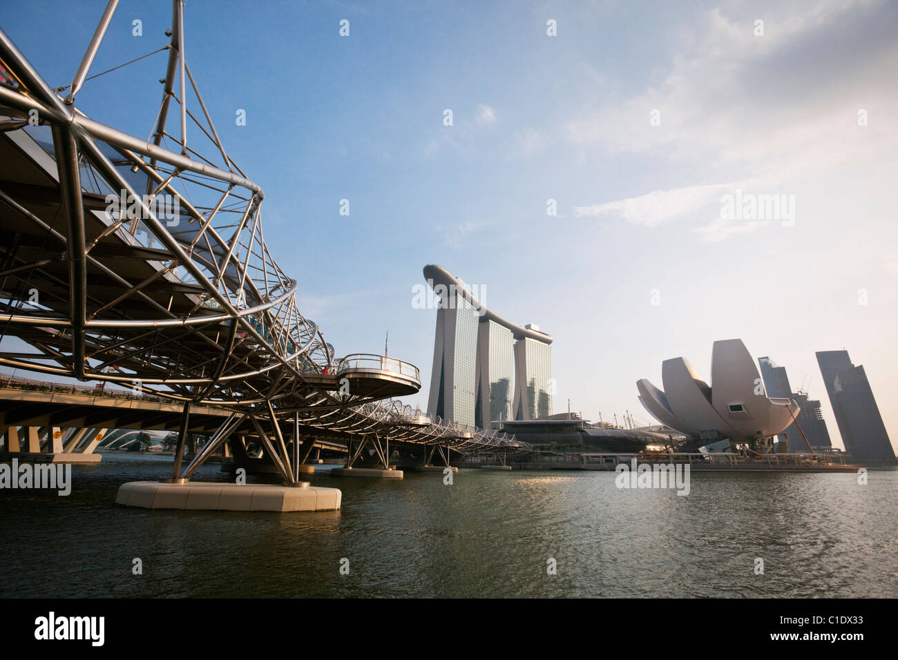Der Helix-Brücke und Marina Bay Sands Singapore.  Marina Bay, Singapur Stockfoto