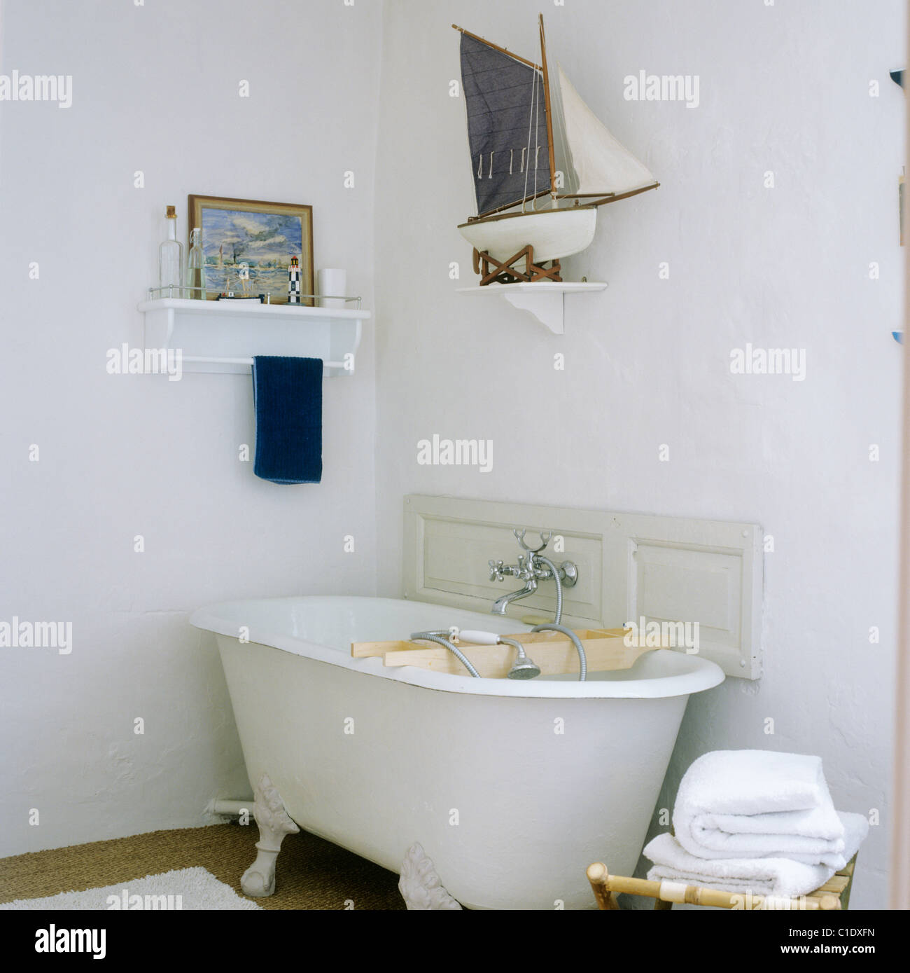 Badezimmer im Luberon Bauernhaus Sanierung mit lokalem rustikale Stücke Stockfoto