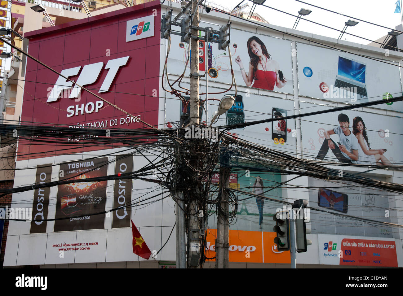 Durcheinander von Telefon- und Elektroleitungen in Saigon Stockfoto