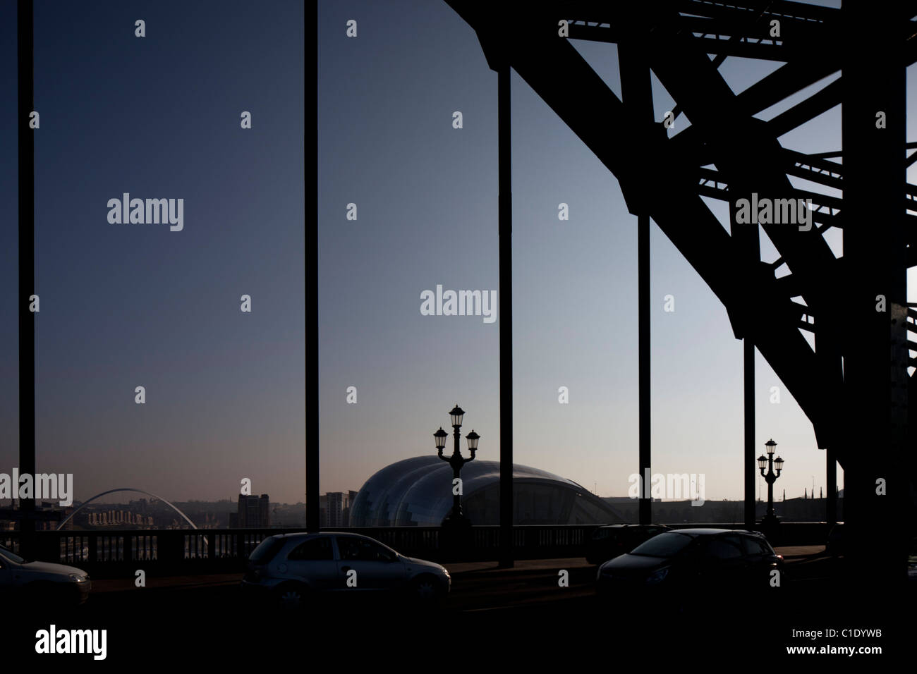Blick auf Verkehr auf die Tyne-Brücke mit dem Salbei Zentrum für musikalische Bildung, Leistung und Konferenzen im Hintergrund Stockfoto
