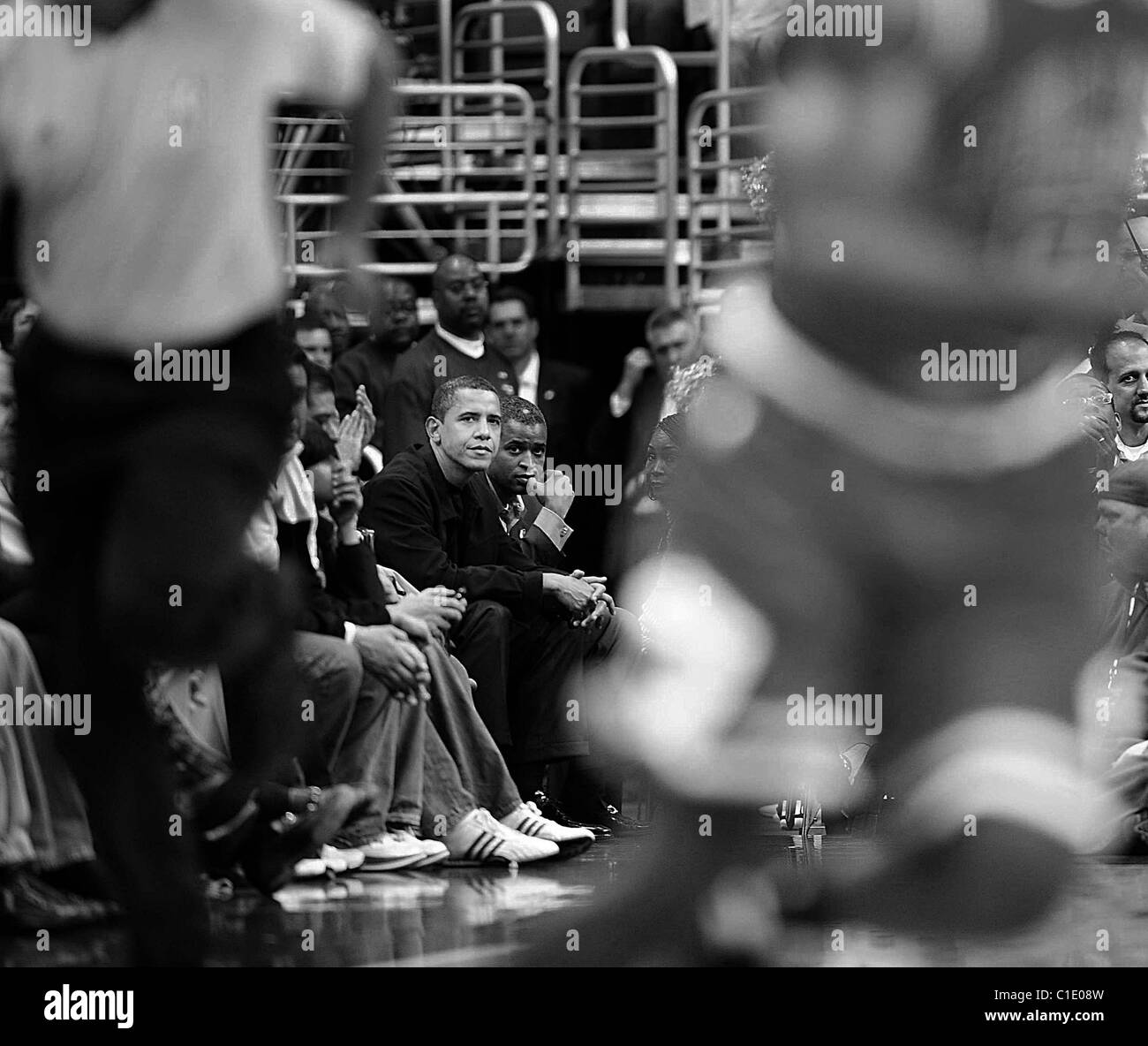 US-Präsident Barack Obama Uhren das NBA-Spiel zwischen Washington Wizards und Chicago Bulls im Verizon Center in Stockfoto