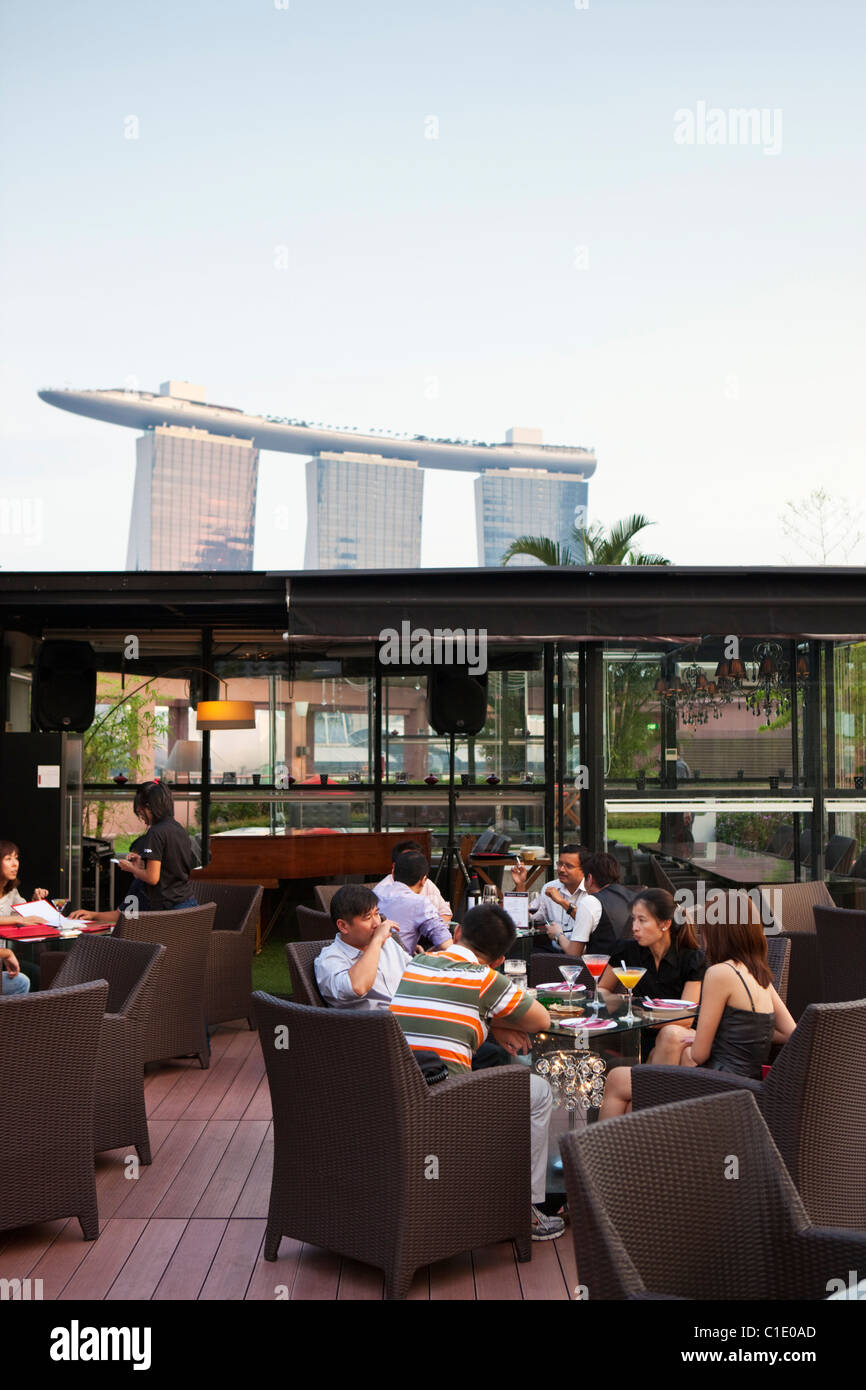 Getränke in Orgo Bar & Restaurant mit Marina Bay Sands im Hintergrund.  Marina Bay, Singapur Stockfoto