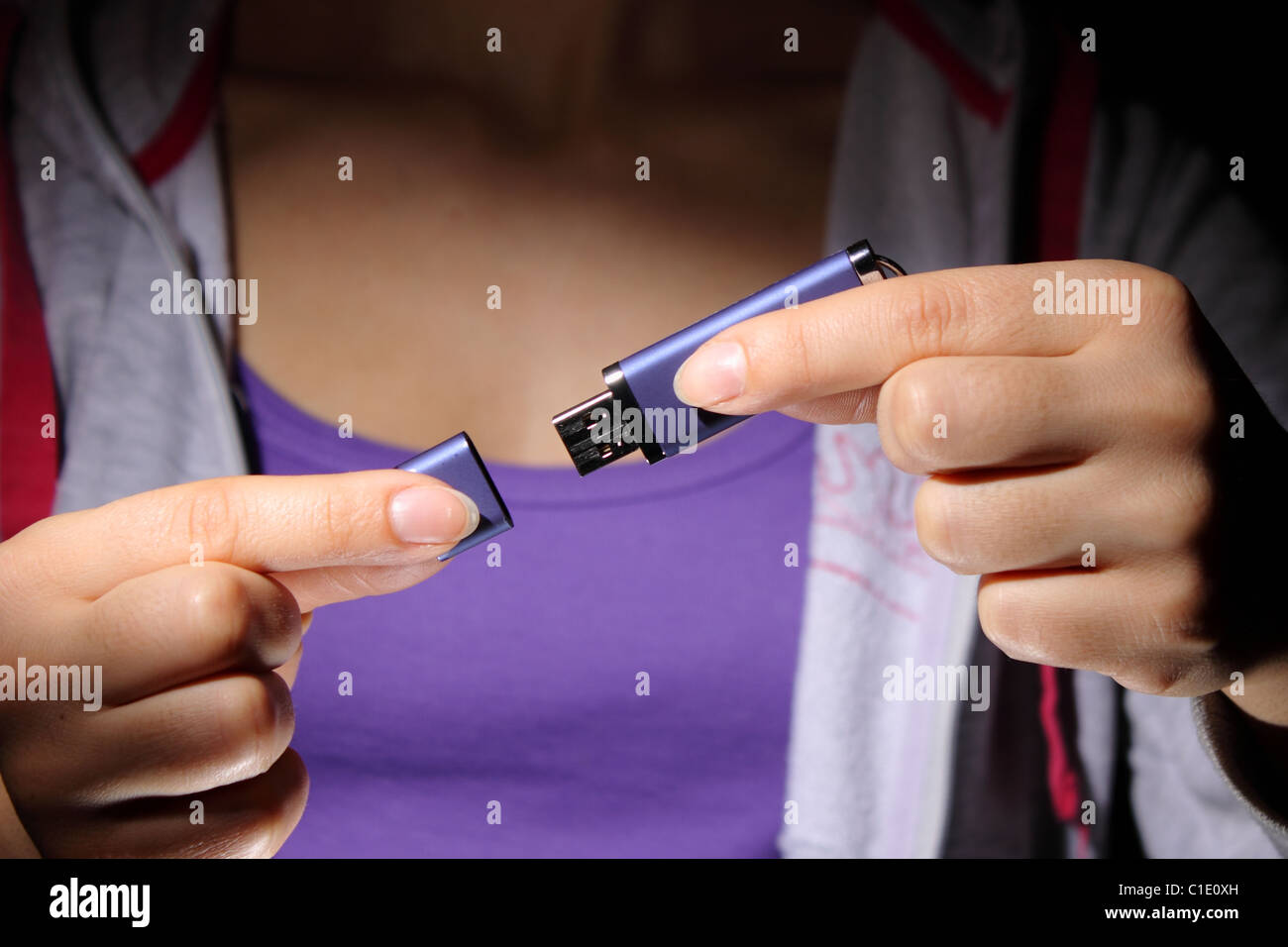 Eine junge Frau mit einem USB-Flash-Memory-stick Stockfoto