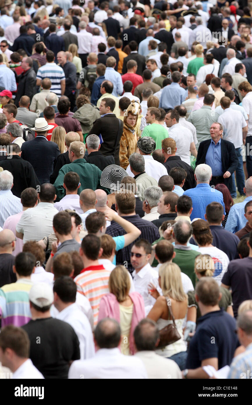 Menschenmenge, Epsom, Großbritannien Stockfoto