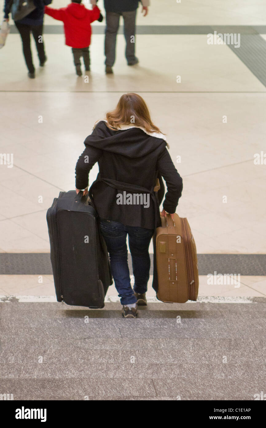 Frau Mädchen tragen tragen 2 zwei Koffer die Treppe Schritte Stockfoto