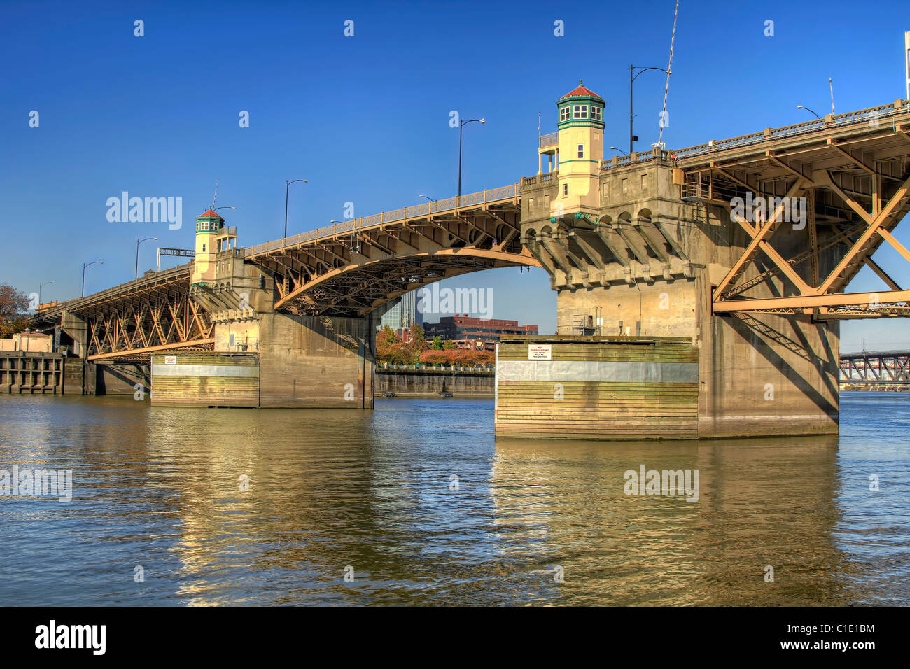 Burnside Bridge Over Willamette River Portland Oregon vom Ostufer Esplanade Stockfoto