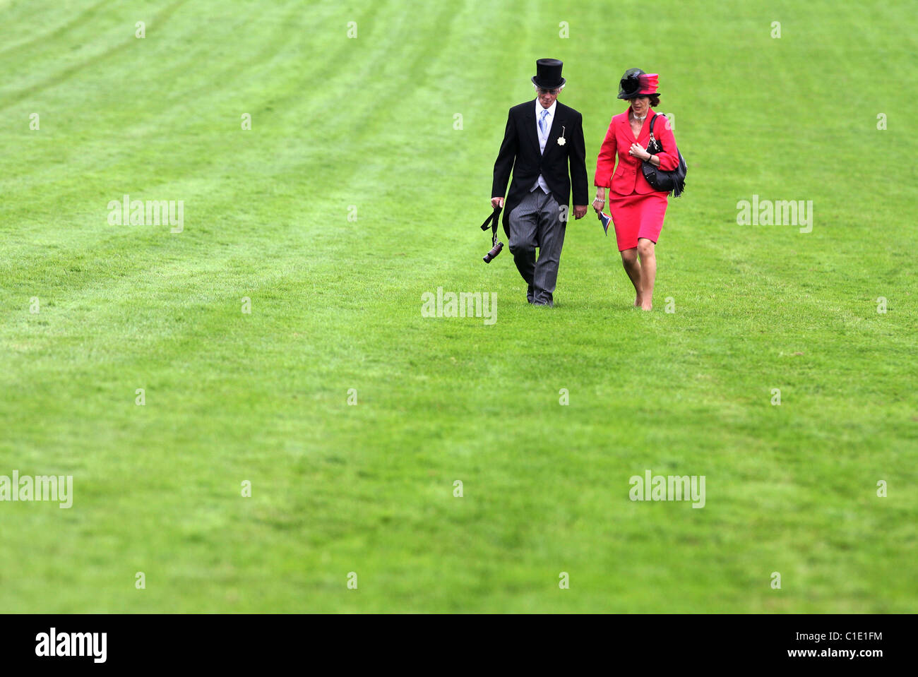Elegante Paar auf dem grünen Rasen, Epsom, Großbritannien Stockfoto