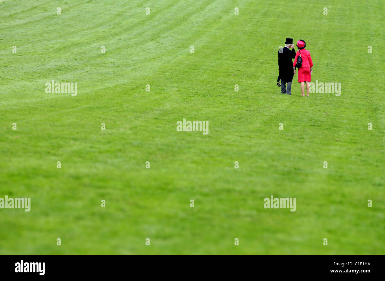 Elegante Paar auf dem grünen Rasen, Epsom, Großbritannien Stockfoto