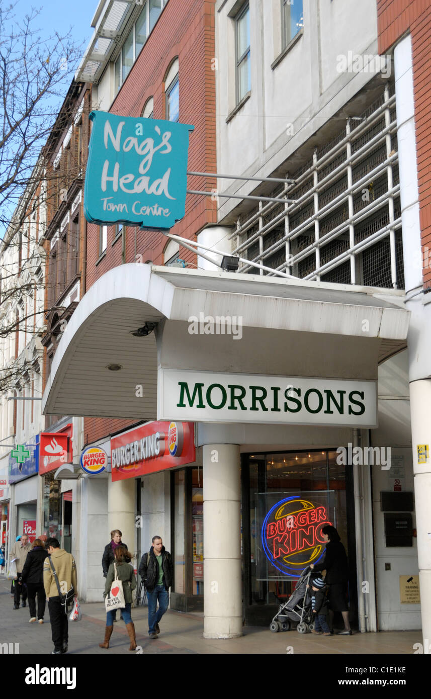 NAG es Head Einkaufsviertel auf Holloway Road, London, England Stockfoto