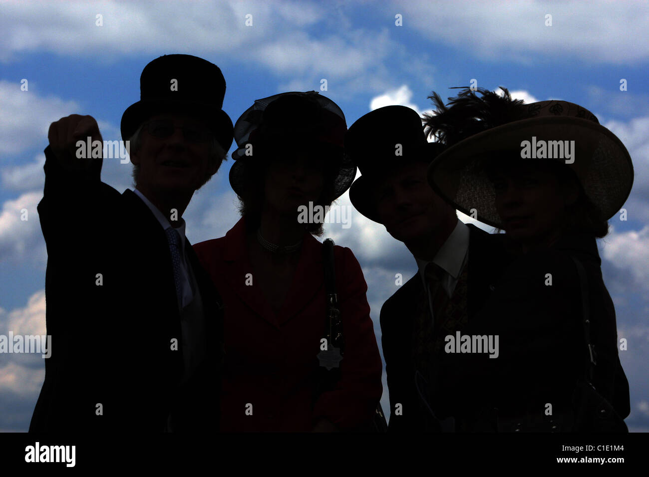 Silhouetten der Frauen und Männer mit Hüten und Top-Hats, Epsom, Großbritannien Stockfoto