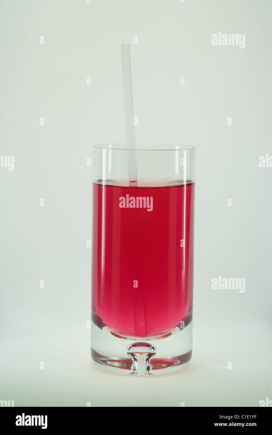 Wasserglas rote Flüssigkeit Kapillarwirkung im Stroh Stockfoto