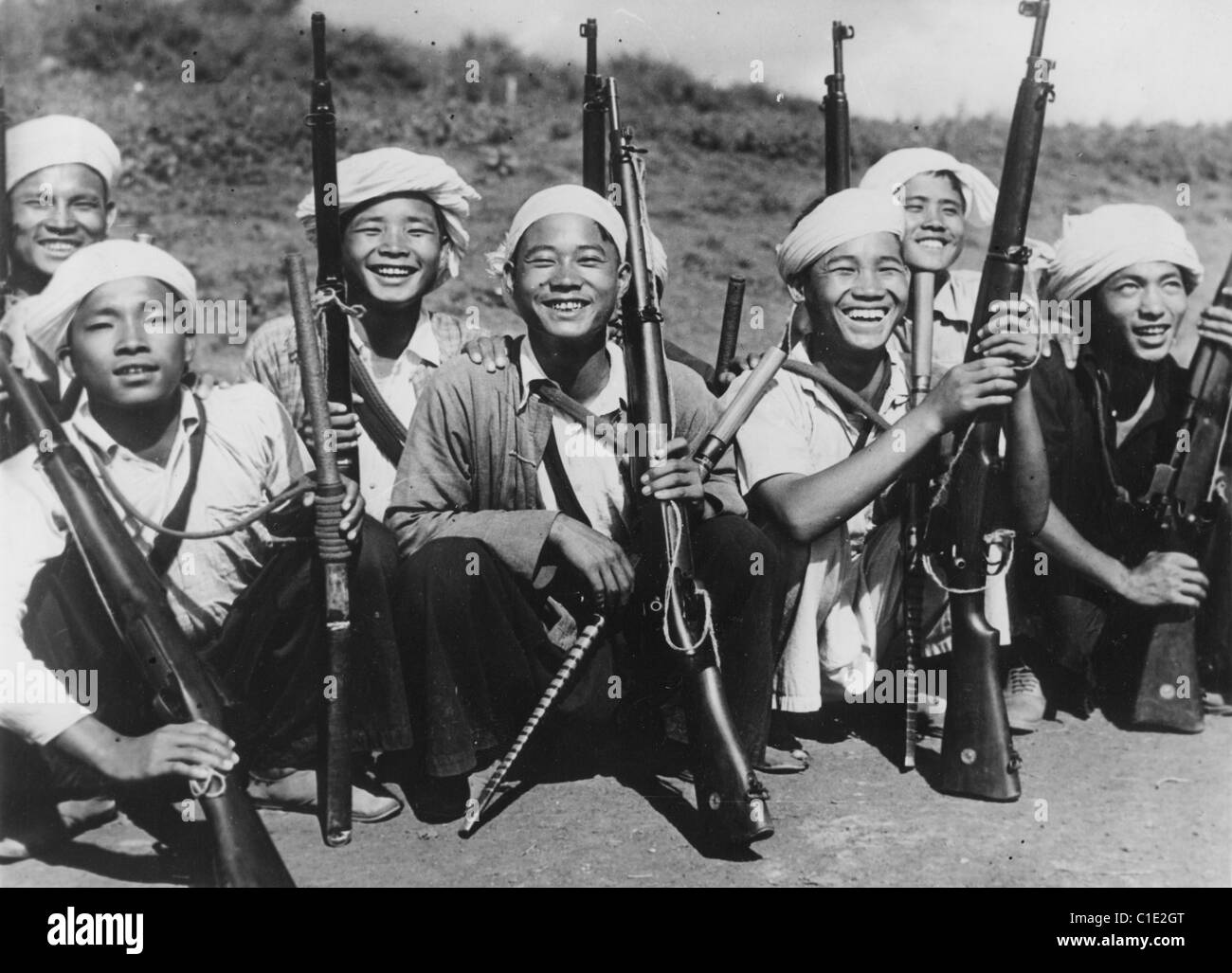 BURMESISCHE Armee STAMMESANGEHÖRIGEN 1944 unter Kommando von General Alexander gegen die Japaner halten sie ihre neu ausgegebenen Gewehre Stockfoto