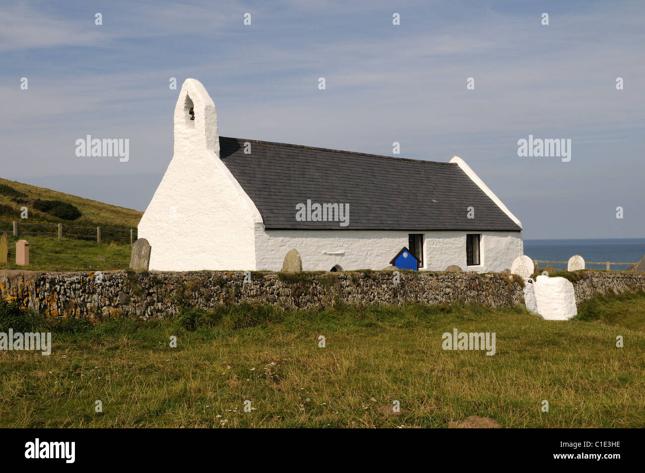 MWNT die Kirche des Heiligen Kreuzes Cardigan Bay Ceredigion Wales Cymru UK GB Stockfoto