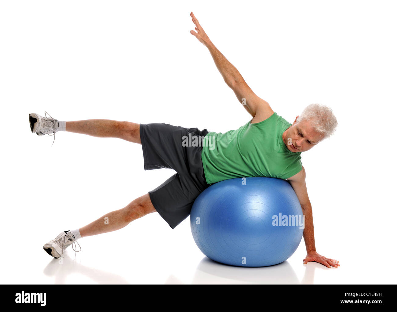 Reifer Mann mit Fitness-Ball isoliert auf weißem Hintergrund Stockfoto