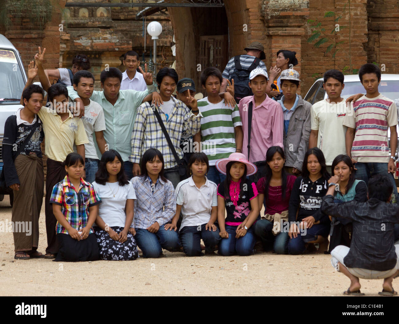 Burmesische Reisegruppe beginnen fotografierten außerhalb Htilominlo Tempel, Südwest Bagan, Myanmar Burma Stockfoto