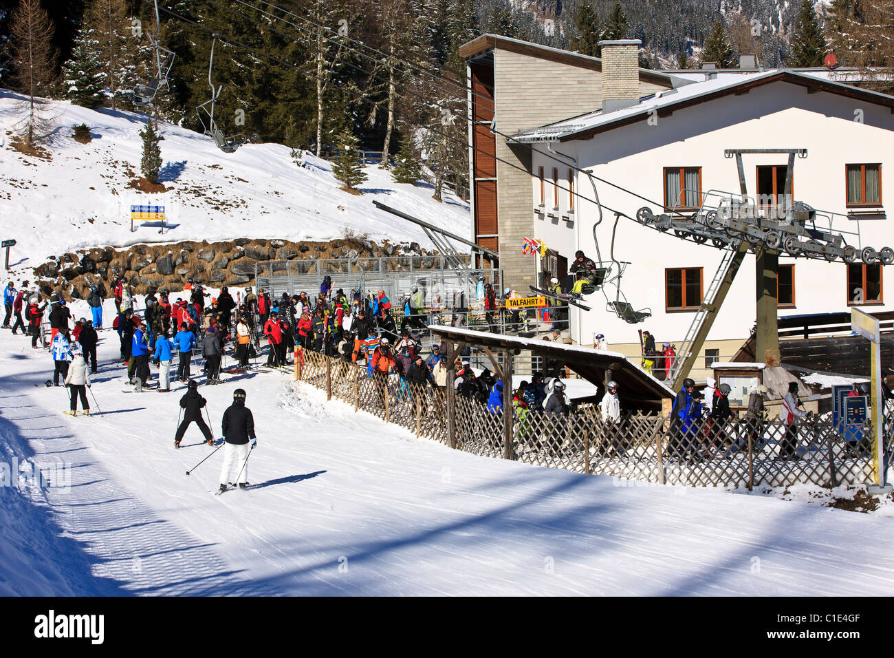 Skifahrer in Warteschlange am Skilift und Seilbahn Zwischenstation in den österreichischen Alpen. Stockfoto