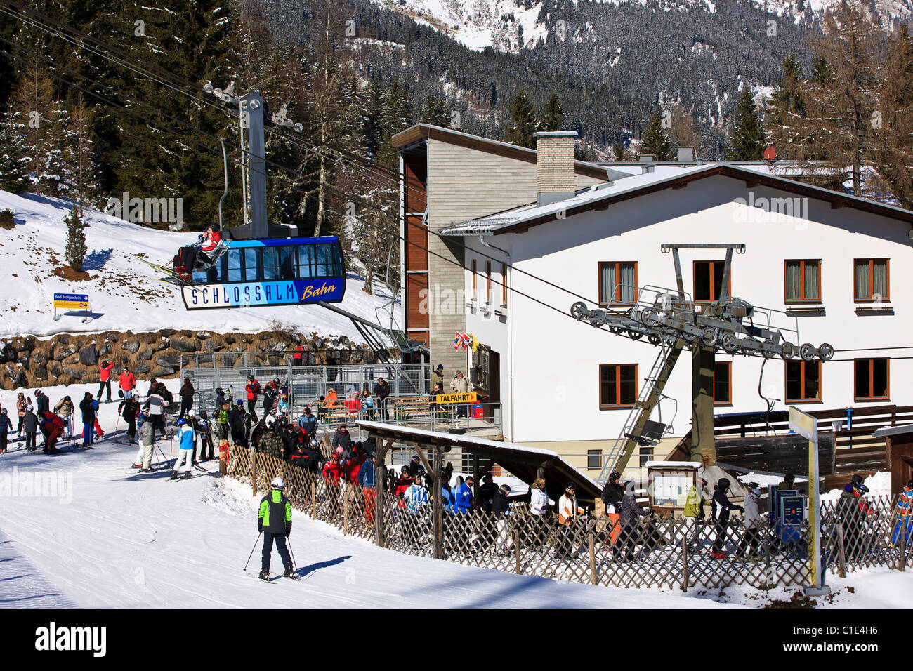 Seilbahn über Skifahrer in Warteschlange am Skilift und Seilbahn Zwischenstation in den österreichischen Alpen. Stockfoto