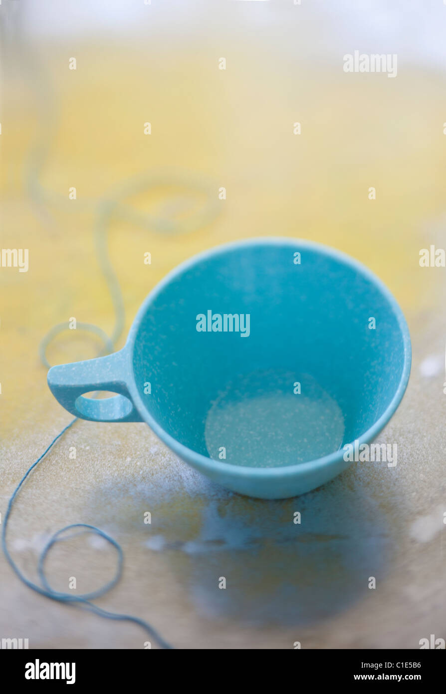 leichte blaue Kaffeetasse mit string Stockfoto