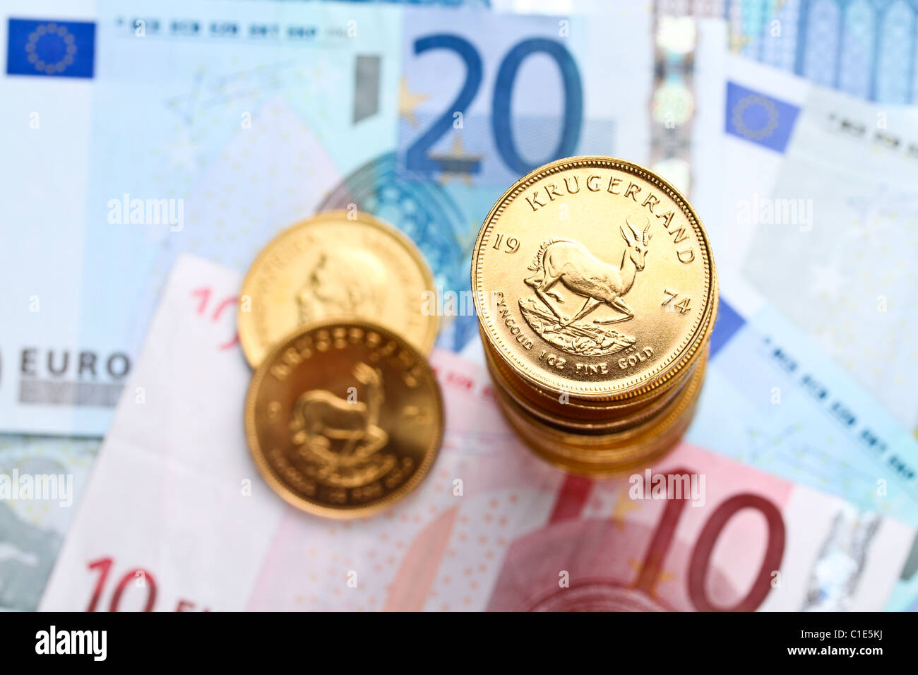 Ein Stapel von Krügerrand auf Euro-Banknoten Stockfoto