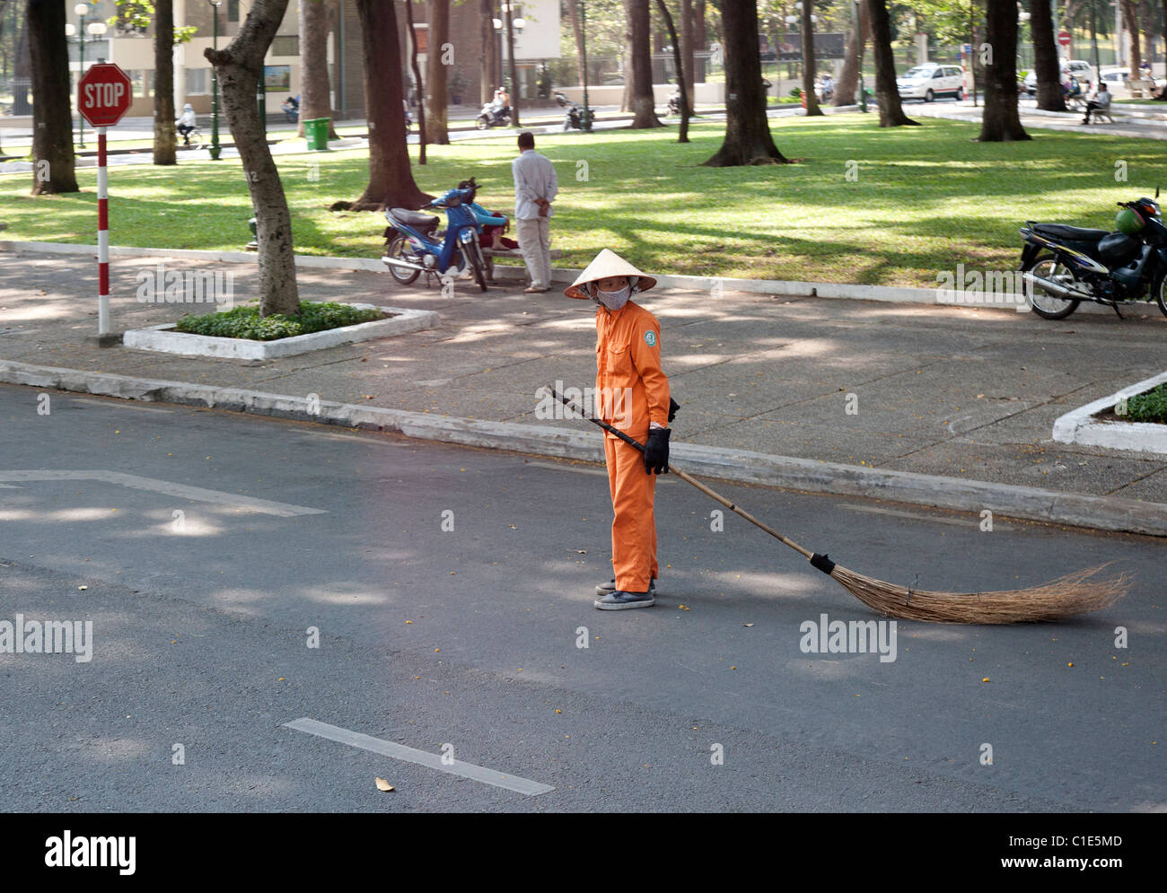 Straßenkehrer in Saigon Stockfoto