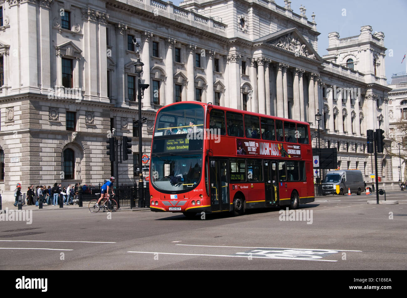 Ein moderne London-Doppeldecker-Bus geht H.M Treasury Gebäude im Parlament Street London. Es tritt in Parliament Square Stockfoto