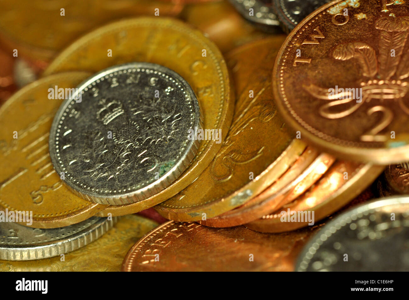 Ein Haufen von britischen Münzen, Cent, zwei Pence, fünf Pence und zehn Pence. Stockfoto
