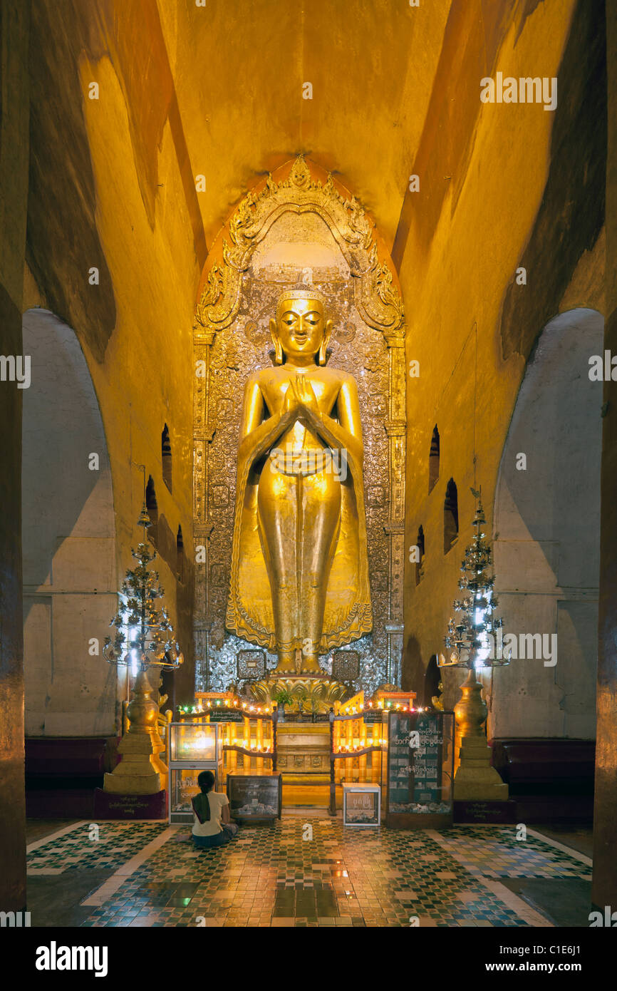 Pilger vor stehende Buddha-Statue, Ananda Tempel, Bagan, Myanmar Stockfoto