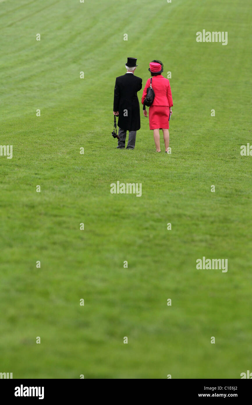 Elegante Paar auf dem grünen Rasen, Epsom, Großbritannien Stockfoto