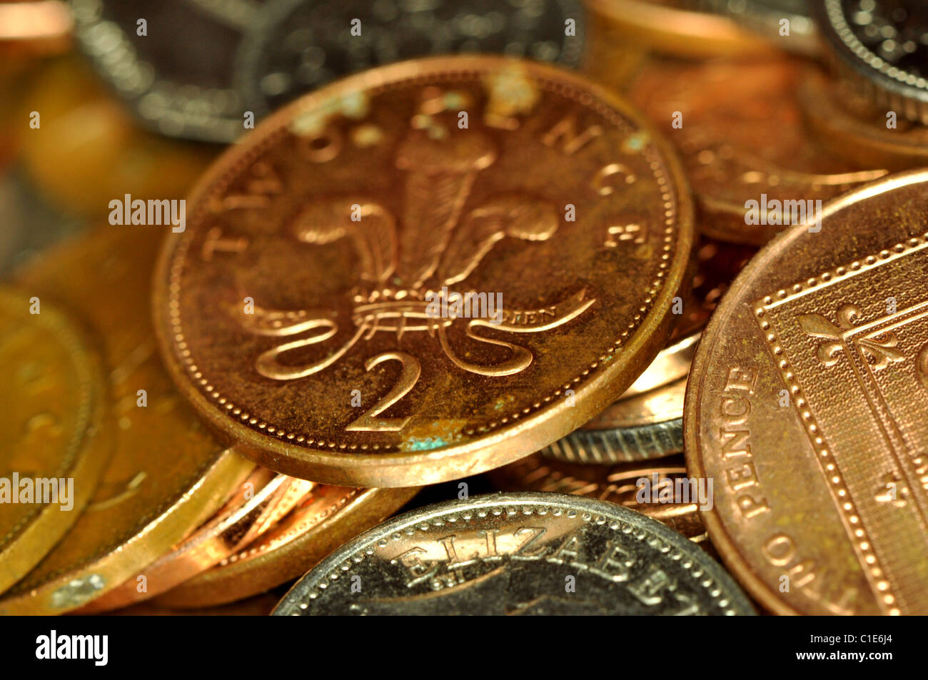 Ein Haufen von britischen Münzen, Cent, zwei Pence, fünf Pence und zehn Pence. Stockfoto