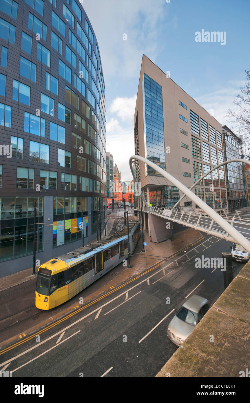 U-Bahn Straßenbahn im Anflug auf Piccadilly Station auf London Road Manchester England Stockfoto