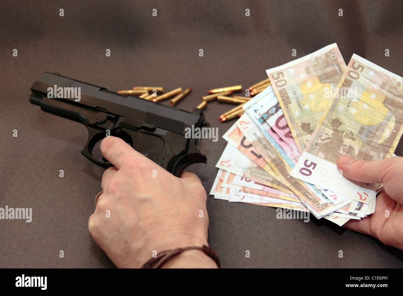 Konzept der ein Medikament Deal oder Pistole mieten hinunter vor einem dunklen Hintergrund Stockfoto