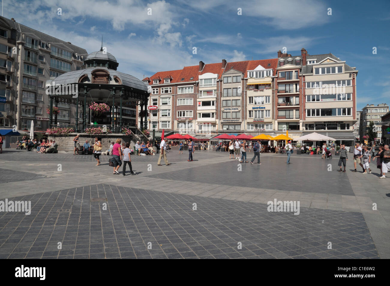 Gesamtansicht der Wapenplein mit Musikpavillon und Cafés in Ostende, Belgien. Aug 2010 Stockfoto