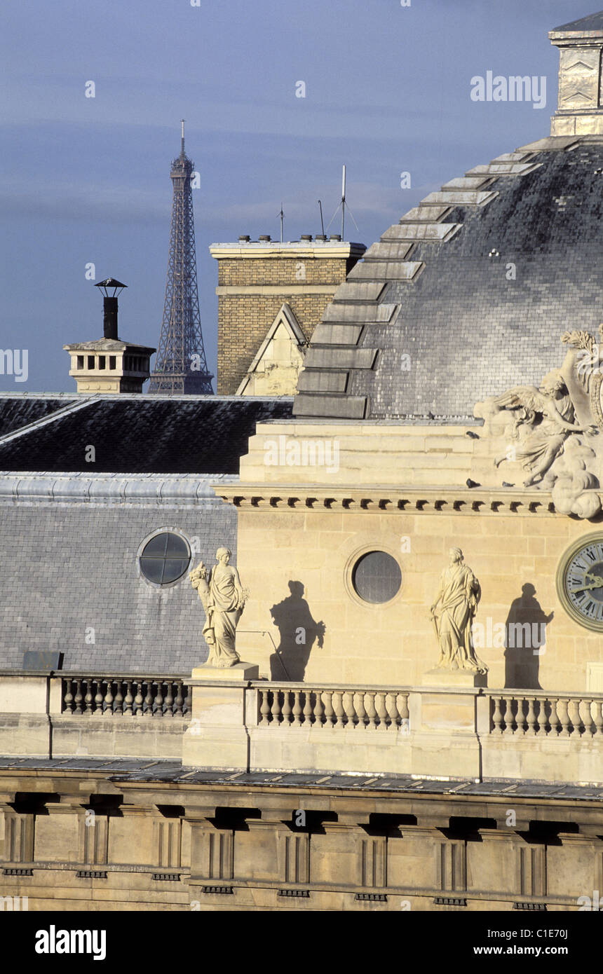 Frankreich, Paris, Ile De La Cite, Dach des Palais de Justice (Justizpalast) und dem Eiffelturm Stockfoto