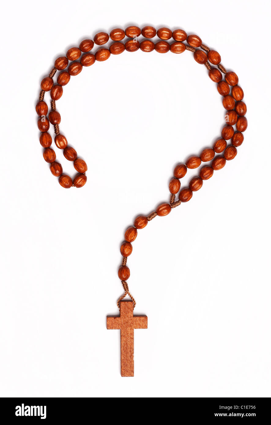 Fragezeichen Umriss hergestellt aus hölzernen Rosenkranz auf weißem Hintergrund Stockfoto
