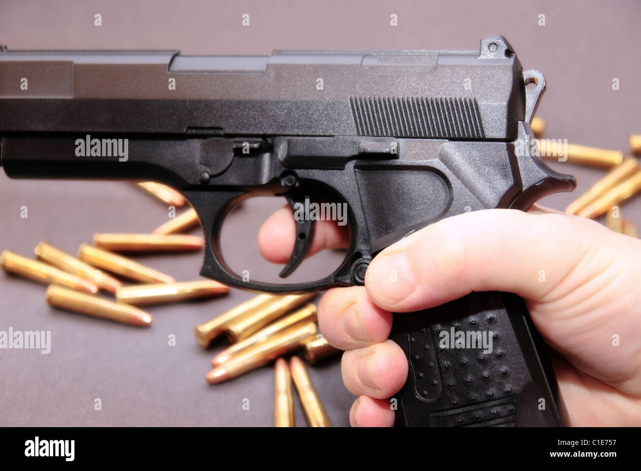 Konzept der ein Medikament Deal oder Pistole mieten hinunter vor einem dunklen Hintergrund Stockfoto