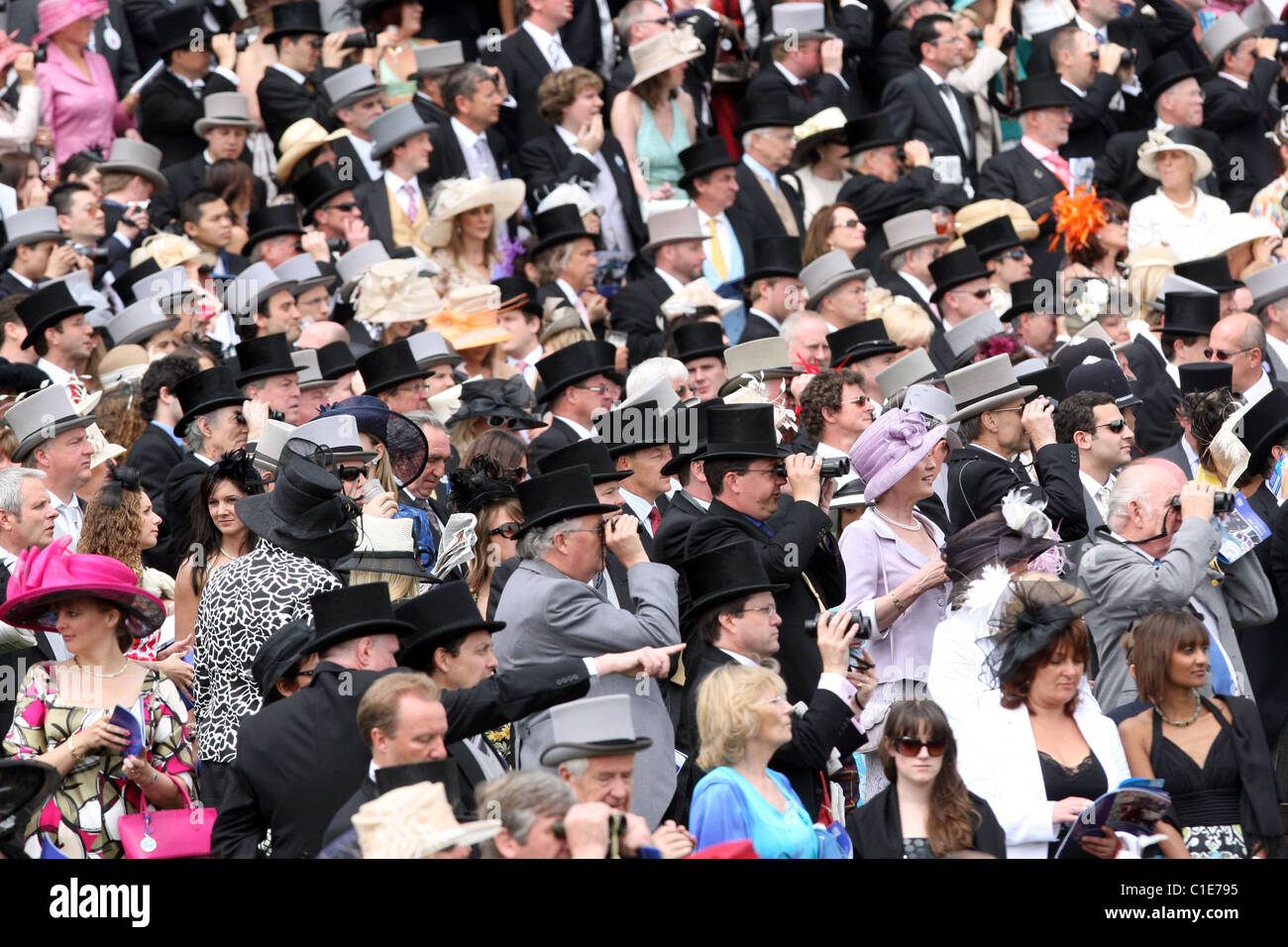 Elegant gekleidete Menschen bei einem Pferderennen, Epsom, Großbritannien Stockfoto
