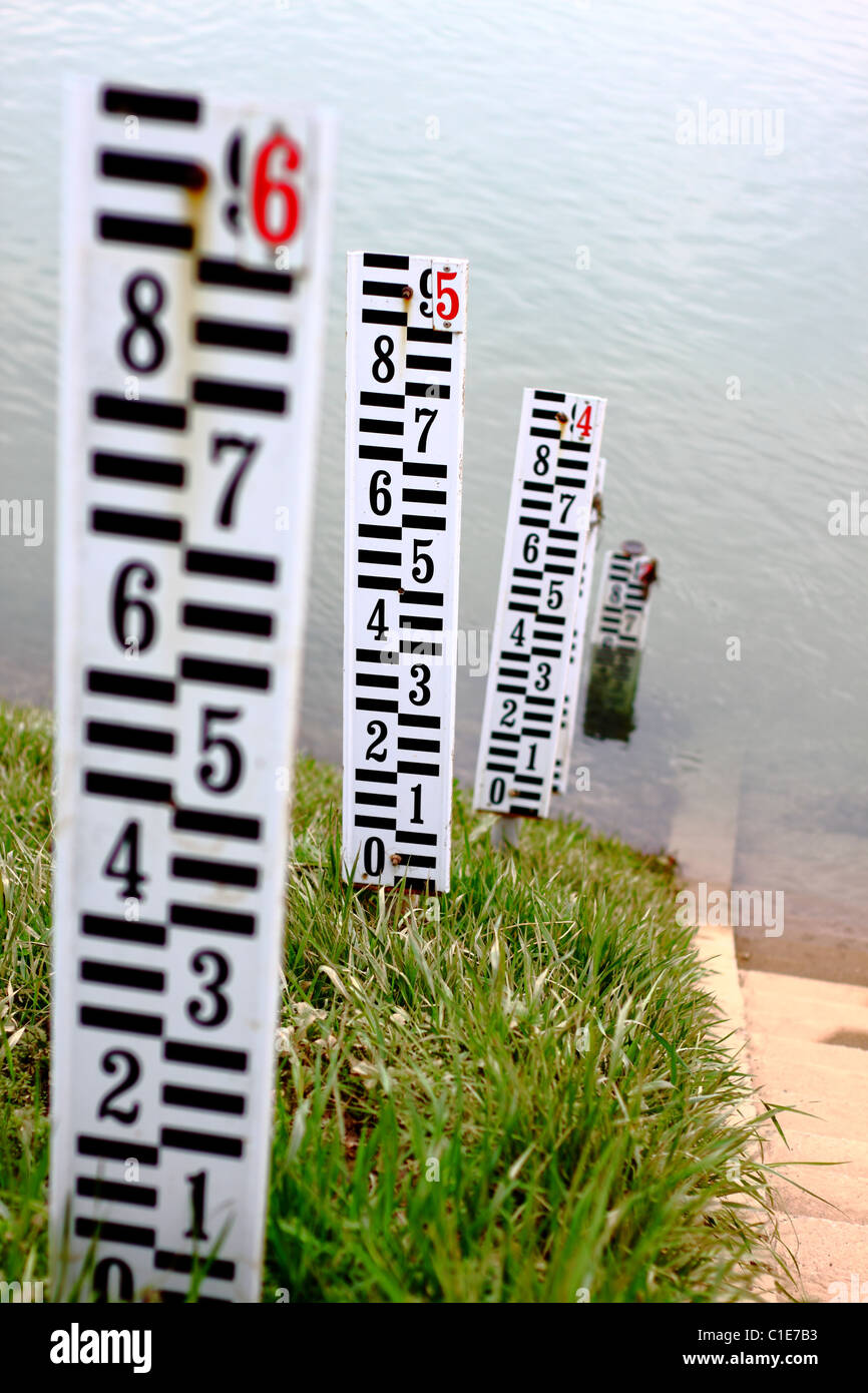 Hochwasser Kennzeichnung Platten am Ufer des Flusses Kupa, Karlovac, Kroatien Stockfoto