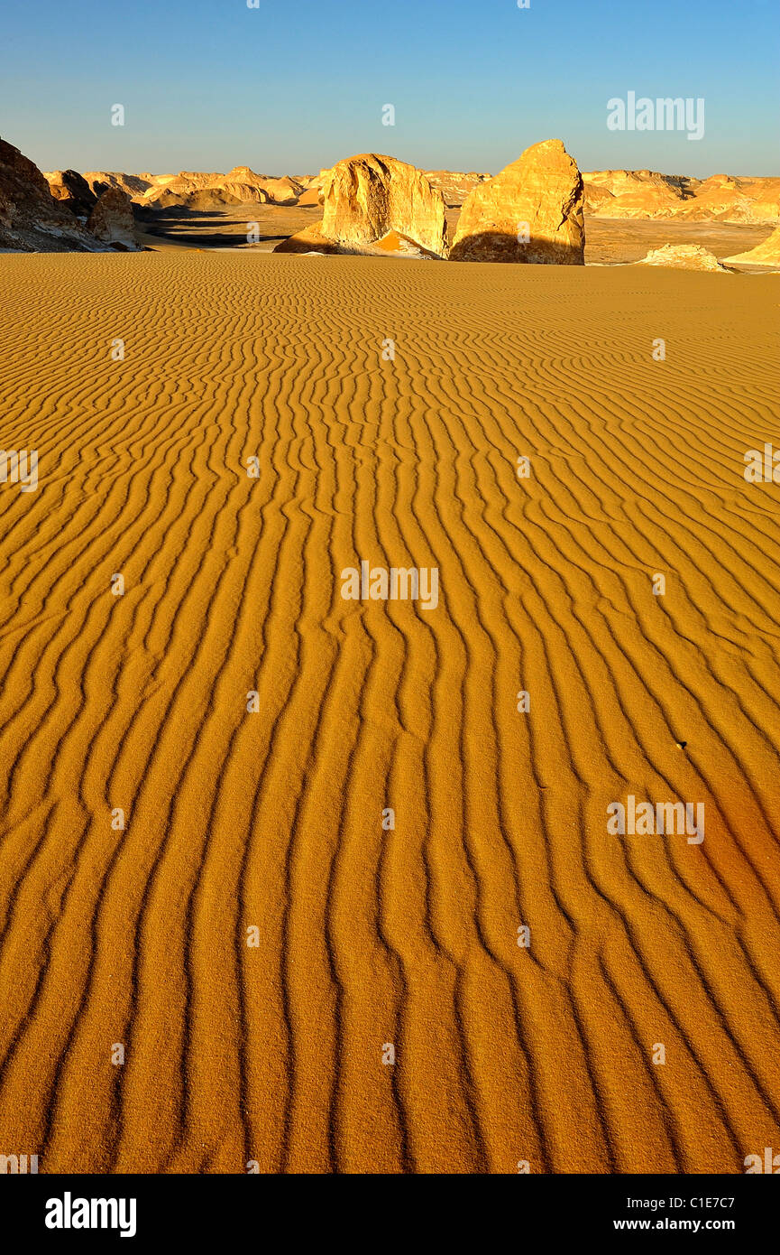 Ausgewaschene Felsformationen und Sanddünen im Aqabat Bereich, White Desert National Park, Western von Ägypten Stockfoto