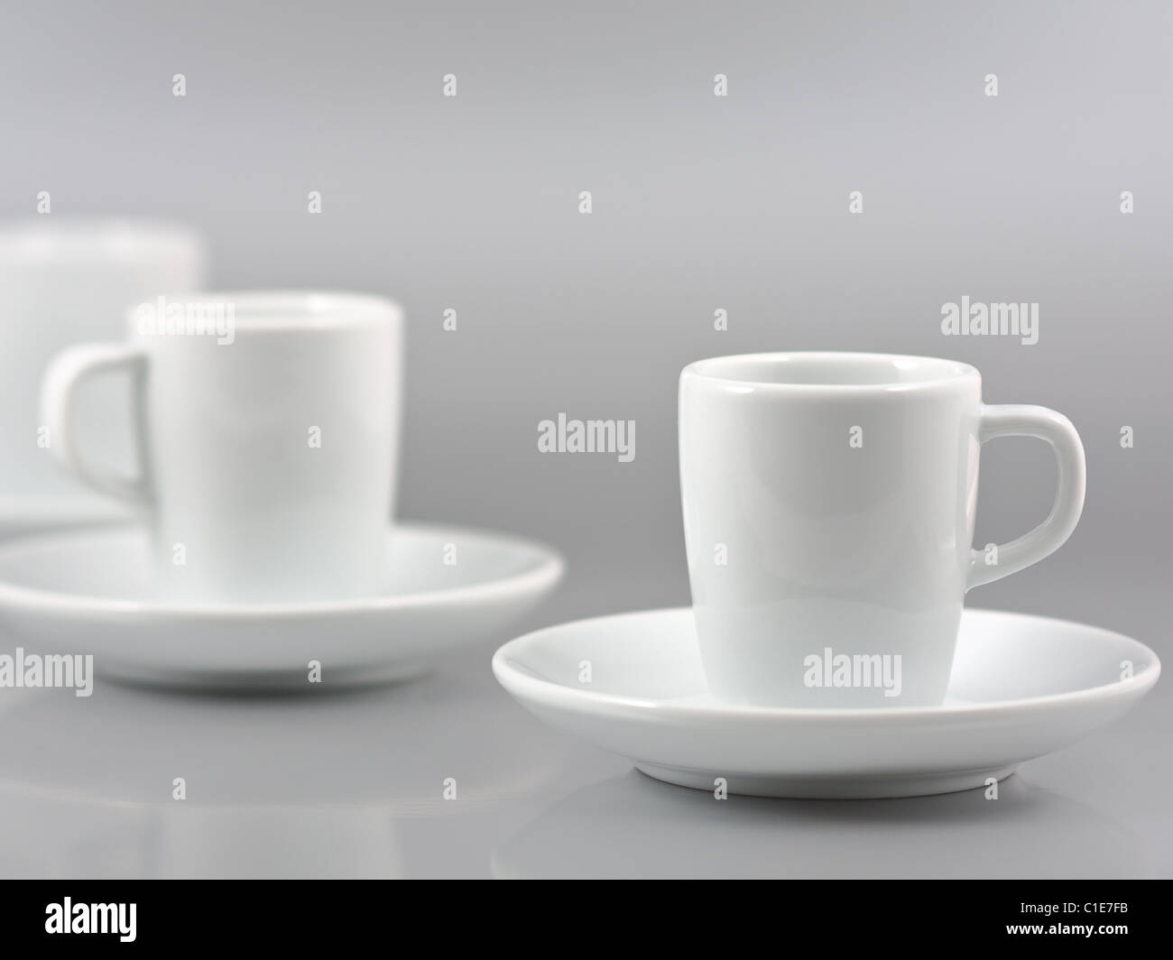Reihe von Espressotassen auf silbernem Hintergrund Stockfoto