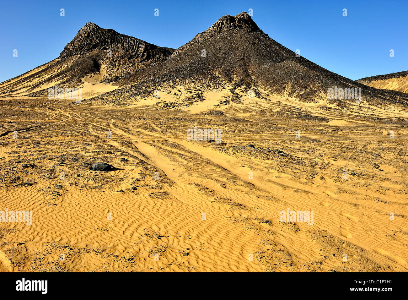 Berg vulkanischen Ursprungs in der westlichen Schwarzen Wüste, libysche Wüste, Ägypten Stockfoto