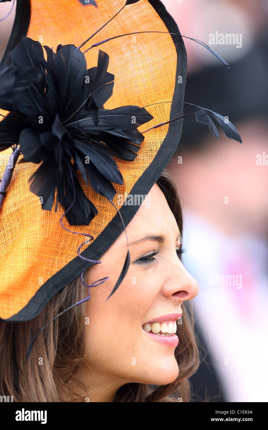 Frau mit Hut bei einem Pferderennen, Epsom, Großbritannien Stockfoto