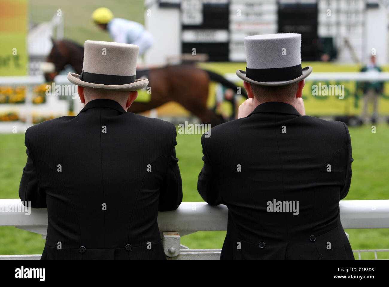 Männer in Top-Hats bei einem Pferderennen, Epsom, Großbritannien Stockfoto