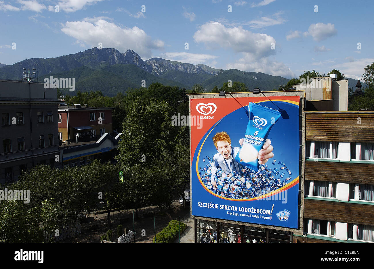 Polen-Karpaten Polen weniger Werbung auf einem Panel der Dorf-Station des Zarcopane (in den unteren Bergen Stockfoto