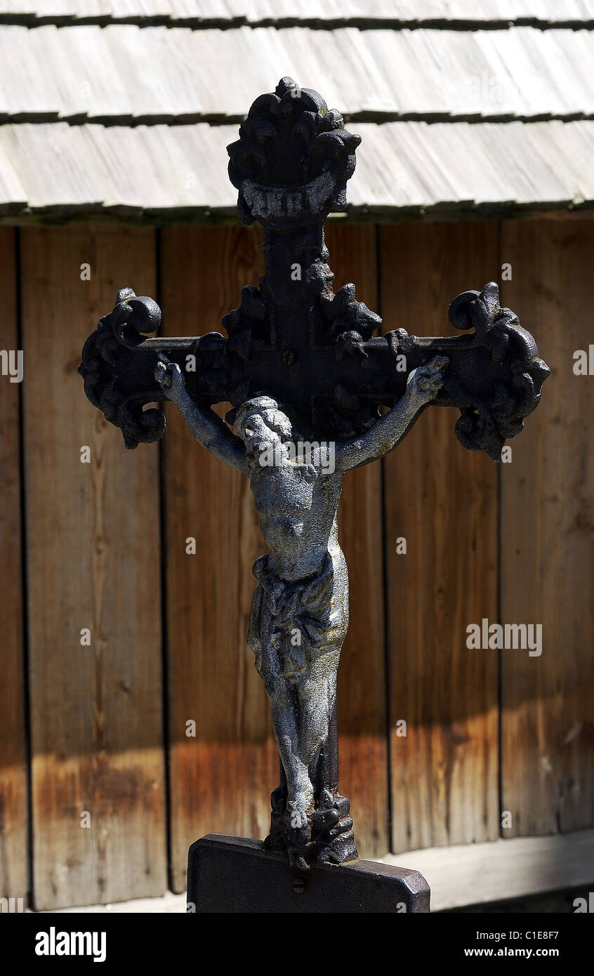 Polen weniger Polen Karpaten Christus am Kreuz vor Saint Nicolas Holzkirche (15. Jh.) im Dorf Stockfoto